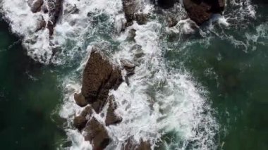 Dramatik Okyanus Dalgaları Kayalıklarda Kırılıyor Yukarıdan Aşağıya İHA Açısıyla Vuruldu. Sonabia Sahili, Cantabria, İspanya.