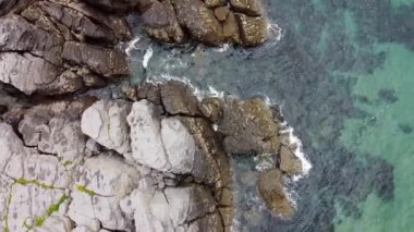 Dramatik Okyanus Dalgaları Kayalıklarda Kırılıyor Yukarıdan Aşağıya İHA Açısıyla Vuruldu. Sonabia Sahili, Cantabria, İspanya.