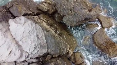Dramatik Okyanus Dalgaları Kayalıklarda Kırılıyor Yukarıdan Aşağıya İHA Açısıyla Vuruldu. Sonabia Sahili, Cantabria, İspanya.