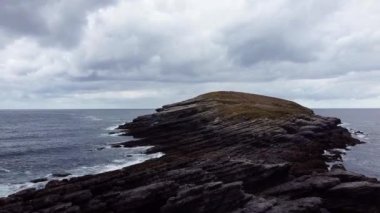 Cantabria 'nın kayalık kıyı şeridinin havadan görüntüsü. Sonabia Sahili, Cantabria, İspanya.