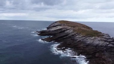 Cantabria 'nın kayalık kıyı şeridinin havadan görüntüsü. Sonabia Sahili, Cantabria, İspanya.