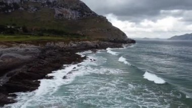 Cantabria 'nın kayalık kıyı şeridinin havadan görüntüsü. Sonabia Sahili, Cantabria, İspanya.