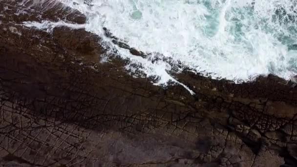 Драматичный Ocean Waves Разбился Дроне Angle Shot Top Sonabia Coast — стоковое видео