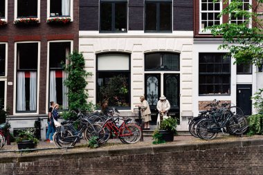 Amsterdam, Hollanda - 7 Mayıs 2022: Tipik Hollandalı evleriyle kanal manzarası