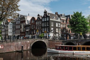 Amsterdam, Hollanda - 7 Mayıs 2022: Tipik Hollandalı evleriyle kanal manzarası