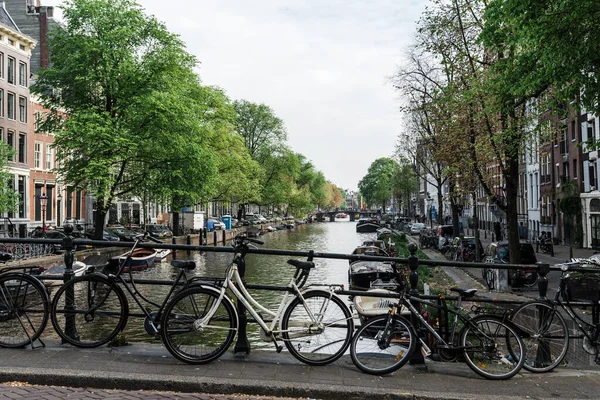 Ámsterdam Países Bajos Mayo 2022 Bicicletas Sobre Puente Canal Centro — Foto de Stock