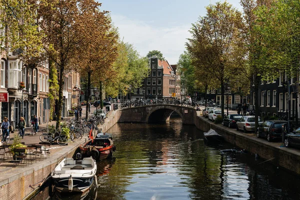 Amsterdã Holanda Maio 2022 Vista Panorâmica Canal Com Casas Típicas — Fotografia de Stock