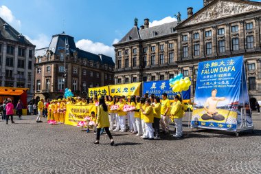 Amsterdam, Hollanda - 7 Mayıs 2022: Baraj Meydanı 'ndaki protesto gününde Falun Dafa uygulayıcıları
