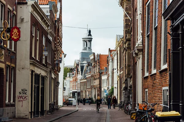 Haarlem Países Bajos 2022 Mayo Pintoresca Calle Estrecha Centro Histórico —  Fotos de Stock