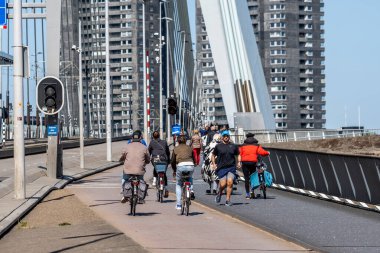 Rotterdam, Hollanda - 8 Mayıs 2022: Yeni Meuse nehri üzerindeki Erasmusbrug köprüsünden geçen insanlar ve araçlar. Baharın güneşli günü