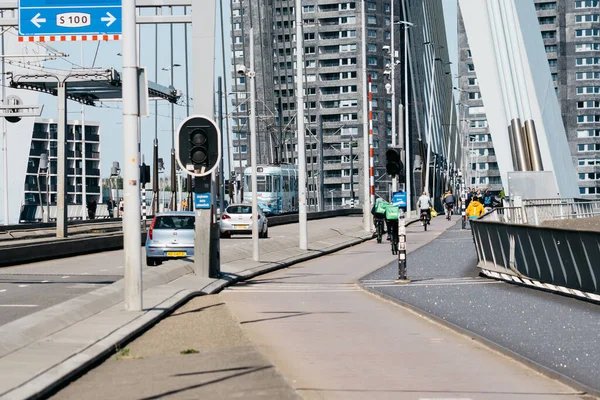 Rotterdam Holandia Maja 2022 Przejazd Osób Pojazdów Moście Erasmusbrug Przez — Zdjęcie stockowe
