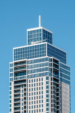 Rotterdam, Hollanda - 8 Mayıs 2022: Mavi gökyüzüne karşı yeni gökdelen. Çağdaş mimari. Konut ve ofis binası. Telefoto lens görüntüsü