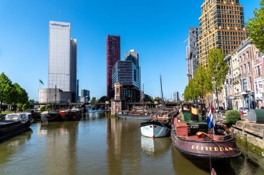 Rotterdam, Hollanda - 8 Mayıs 2022: Konut ve ofis binaları olan eski liman ve yeni kalkınma alanı