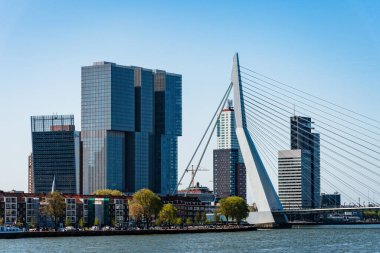 Rotterdam, Hollanda - 8 Mayıs 2022: De Rotterdam Gökdeleni Rem Koolhaas tarafından tasarlandı ve Erasmusbrug Köprüsü gökyüzüne karşı inşa edildi. Çağdaş mimari.