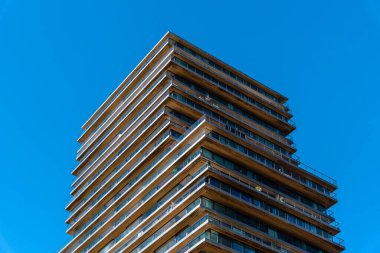 Rotterdam, Hollanda - 8 Mayıs 2022: Meuse Nehri 'nin kıyısında yeni bir apartman. Gökyüzüne karşı alçak açı görünümü