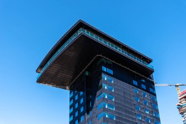 Rotterdam, Hollanda - 8 Mayıs 2022: Rotterdam limanındaki modern mimari otelin düşük açılı görüntüsü