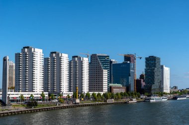 Rotterdam, Hollanda - 8 Mayıs 2022: İnşaat ve apartman kuleleri altındaki Rotterdam Ofis binalarının rıhtımında yeni gelişmeler