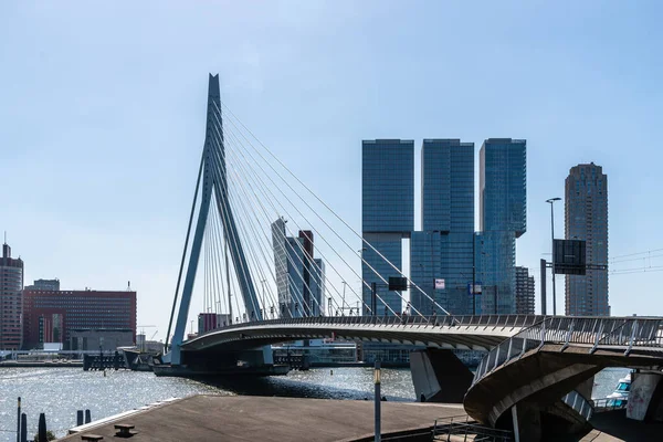 Rotterdam, Hollanda - 8 Mayıs 2022: De Rotterdam Gökdeleni Rem Koolhaas tarafından tasarlandı ve Erasmusbrug Köprüsü gökyüzüne karşı inşa edildi. Çağdaş mimari.