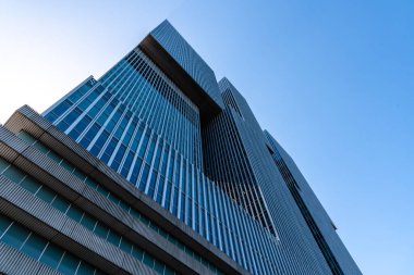 Rotterdam, Hollanda - 8 Mayıs 2022: De Rotterdam Gökdeleni gökyüzüne karşı. Rem Koolhaas tarafından tasarlandı. Çağdaş mimari. Düşük açı görünümü