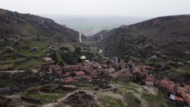 Madrid sıradağlarındaki eski ortaçağ köyü Patones 'un insansız hava aracı görüntüsü..