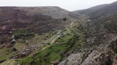 Madrid sıradağlarındaki eski ortaçağ köyü Patones 'un insansız hava aracı görüntüsü..