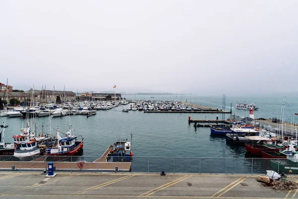 Santona Spanien August 2022 Der Hafen Mit Fischerbooten Einem Bewölkten — Stockfoto