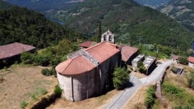 Cova 'lı San Martin Kilisesi. Hava aracı görünümü.