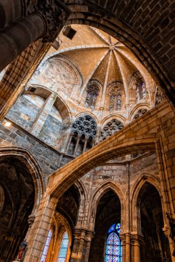 Castro Urdiales, İspanya - 15 Ağustos 2022: Santa Maria de la Asuncion Kilisesi iç görünümü. Kemerlerin ve mahzenlerin düşük açılı görünümü