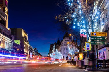 Madrid, İspanya - 3 Ocak 2022: Madrid 'deki Alcala Caddesi' nde Noel ışıkları ve süslemeleri.