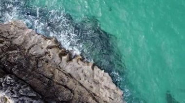 Rocky Coast 'un hava görüntüsü. Yukarıdan Aşağıya İHA açısı. Llanes, Asturias, İspanya.
