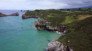 Kayalık sahil manzaralı uçurumlar ve San Martin Celorio Hermitage 'ın eski kalıntıları. Llanes, Asturias, İspanya.