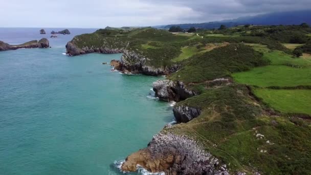 Vista Aérea Costa Rocosa Con Acantilados Las Antiguas Ruinas Ermita — Vídeo de stock