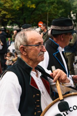 Madrid, İspanya - 23 Ekim 2022: Paseo de la Castellana boyunca düzenlenen Transhumance Festivali sırasında geleneksel kostümler giyen sığır yetiştiricileri, çobanlar ve köylüler