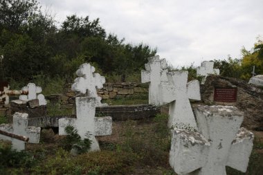 Mezarlıktaki eski haçlar ve anıtlar. Bilinmeyen mezarlar.