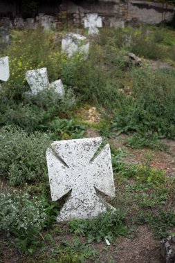 Mezarlıktaki eski haçlar ve anıtlar. Bilinmeyen mezarlar.