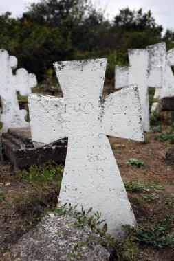 Mezarlıktaki eski haçlar ve anıtlar. Bilinmeyen mezarlar.