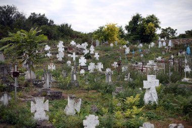 Mezarlıktaki eski haçlar ve anıtlar. Bilinmeyen mezarlar.