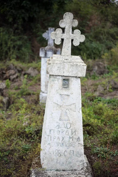 墓地中的古老十字架和纪念碑 — 图库照片