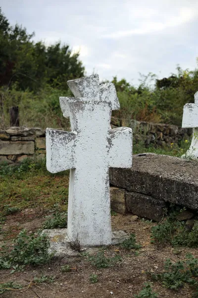 墓地中的古老十字架和纪念碑 — 图库照片