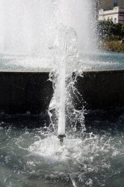 Parktaki çeşme su sıçratır.