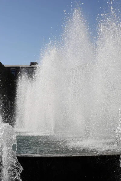 公园里的喷泉喷出水花 — 图库照片