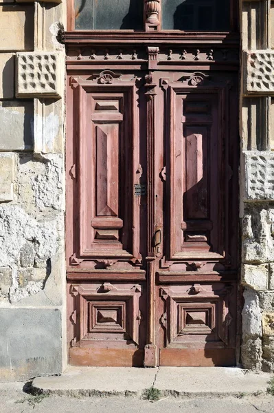 Oude Gekerfde Straatdeuren Bruin — Stockfoto
