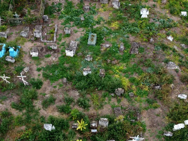 古い墓石と十字架 無名の埋葬場所 墓は不明 ドローンビュー — ストック写真