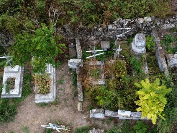 古い墓石と十字架 無名の埋葬場所 墓は不明 ドローンビュー — ストック写真