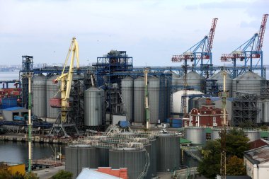 Odessa, Ukrayna Ekim, limanda 16.2021 konteynır. Vinçler ve asansörler