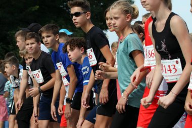 Odessa, Ukrayna 12 Eylül 2021 Önemli bir yarıştan önce çocukların yüzleri. Başlamadan önce sporcuların heyecanı