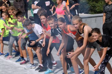 Odessa, Ukrayna 12 Eylül 2021 Önemli bir yarıştan önce çocukların yüzleri. Başlamadan önce sporcuların heyecanı