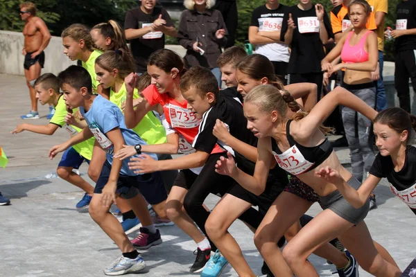 ウクライナのオデッサ2021年9月12日重要なレースの前に子供たちの顔 スタート前の選手の興奮 — ストック写真