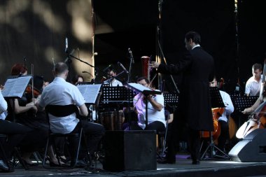 Odessa, Ukrayna Haziran, 27,2021 Halka açık bir konserde konser veriyor. Orkestra şefi ve müzisyenler