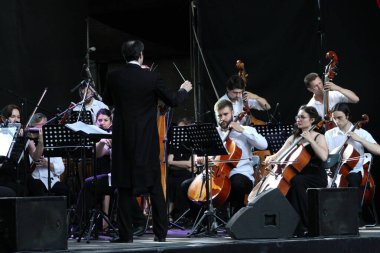 Odessa, Ukrayna Haziran, 27,2021 Halka açık bir konserde konser veriyor. Orkestra şefi ve müzisyenler
